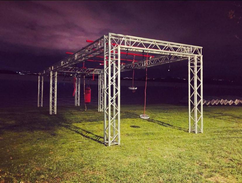 Venez découvrir la plus innovante des activités ludique et sportive à pratiquer en extérieure : le parcours d'obstacle Ninja en extérieur !